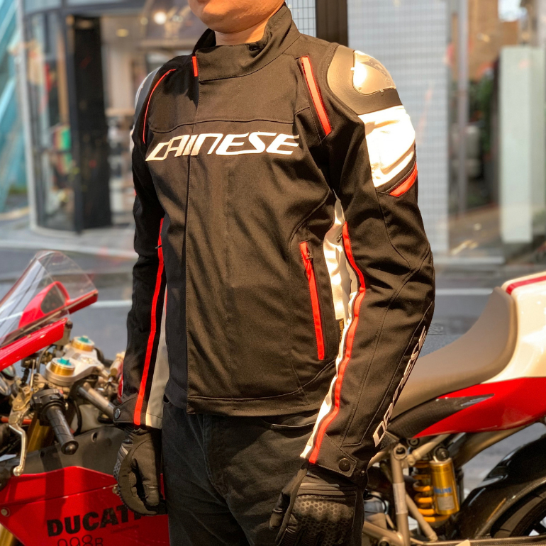 秋冬のライディングに妥協なきスポーティさを。”RACING 3 D-DRY® JACKET”